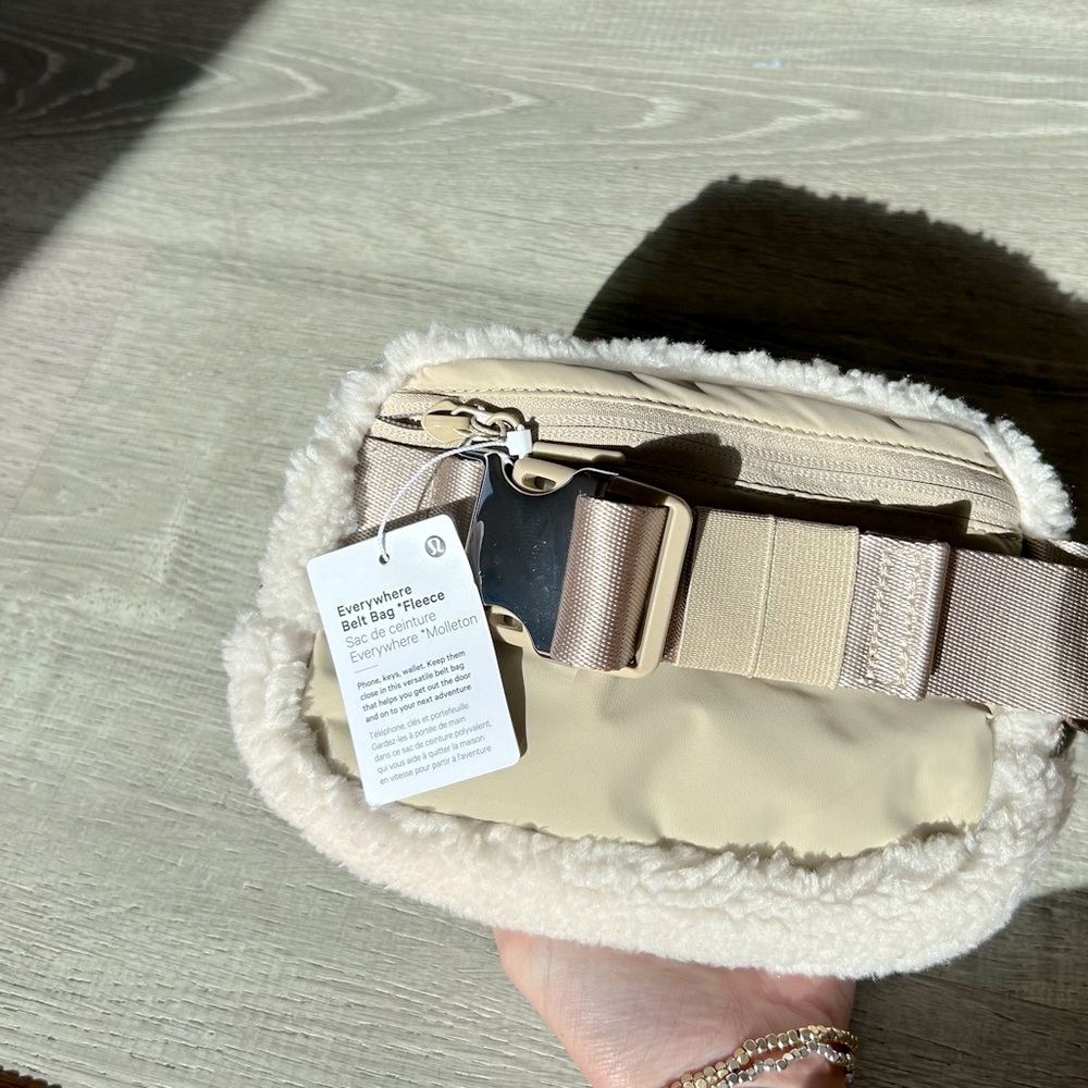 NWT Lululemon Everywhere Belt Bag Fleece white ivory silver hardware - Picture 3 of 7